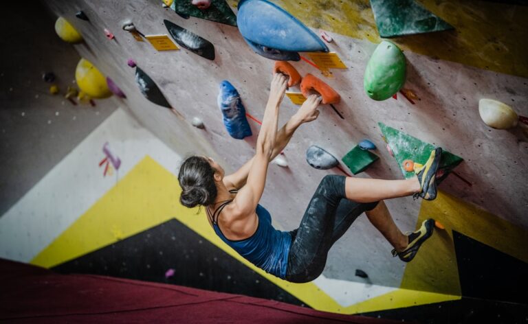 Cara Mulai Bouldering untuk Pemula Secara Aman