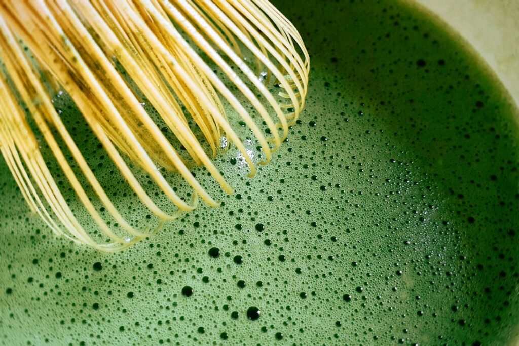 Cara Whisk Matcha dengan Chasen: Panduan Menghasilkan Busa Halus Sempurna