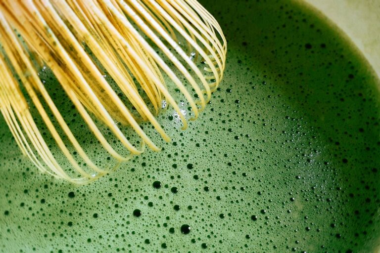 Cara Whisk Matcha dengan Chasen: Panduan Menghasilkan Busa Halus Sempurna