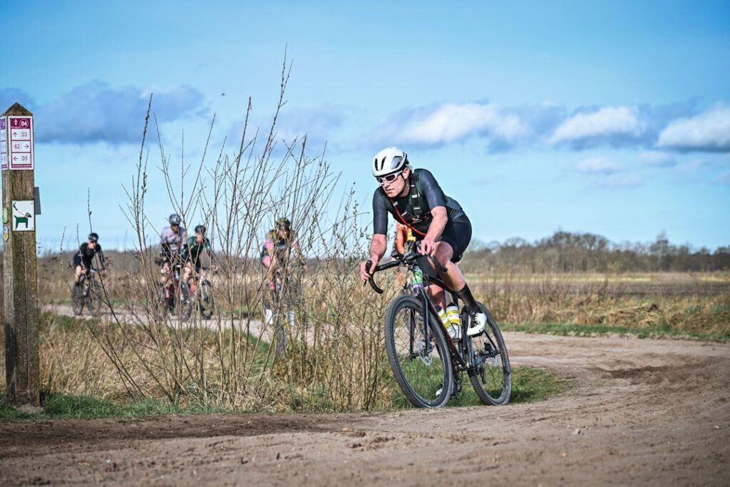 Perbedaan Road Bike dan Gravel: Panduan Memilih Sepeda Tepat