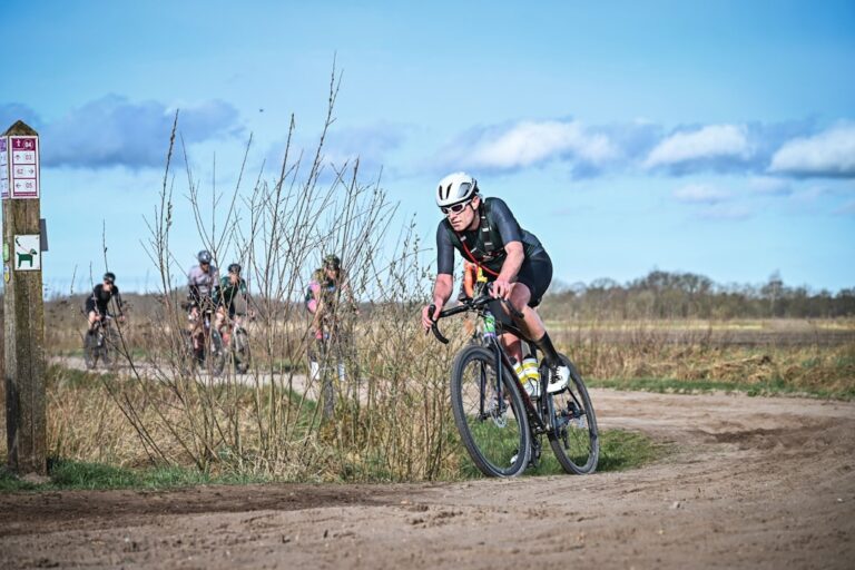 Perbedaan Road Bike dan Gravel: Panduan Memilih Sepeda Tepat