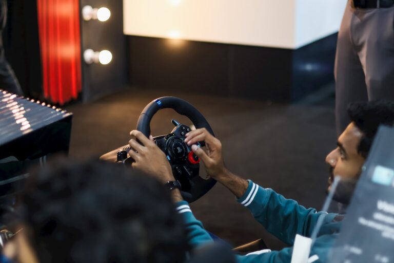 Wheel Base Moza vs Fanatec: Komparasi Ekosistem Sim Racing